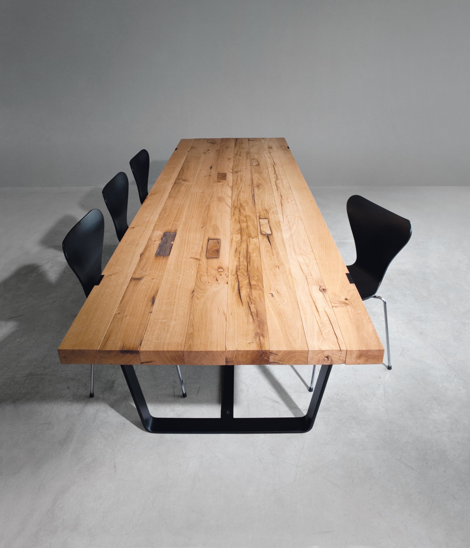 BB 11 Clamp Tisch von Janua aus Eiche, geölt, mit schwarzen Stühlen im Esszimmer.