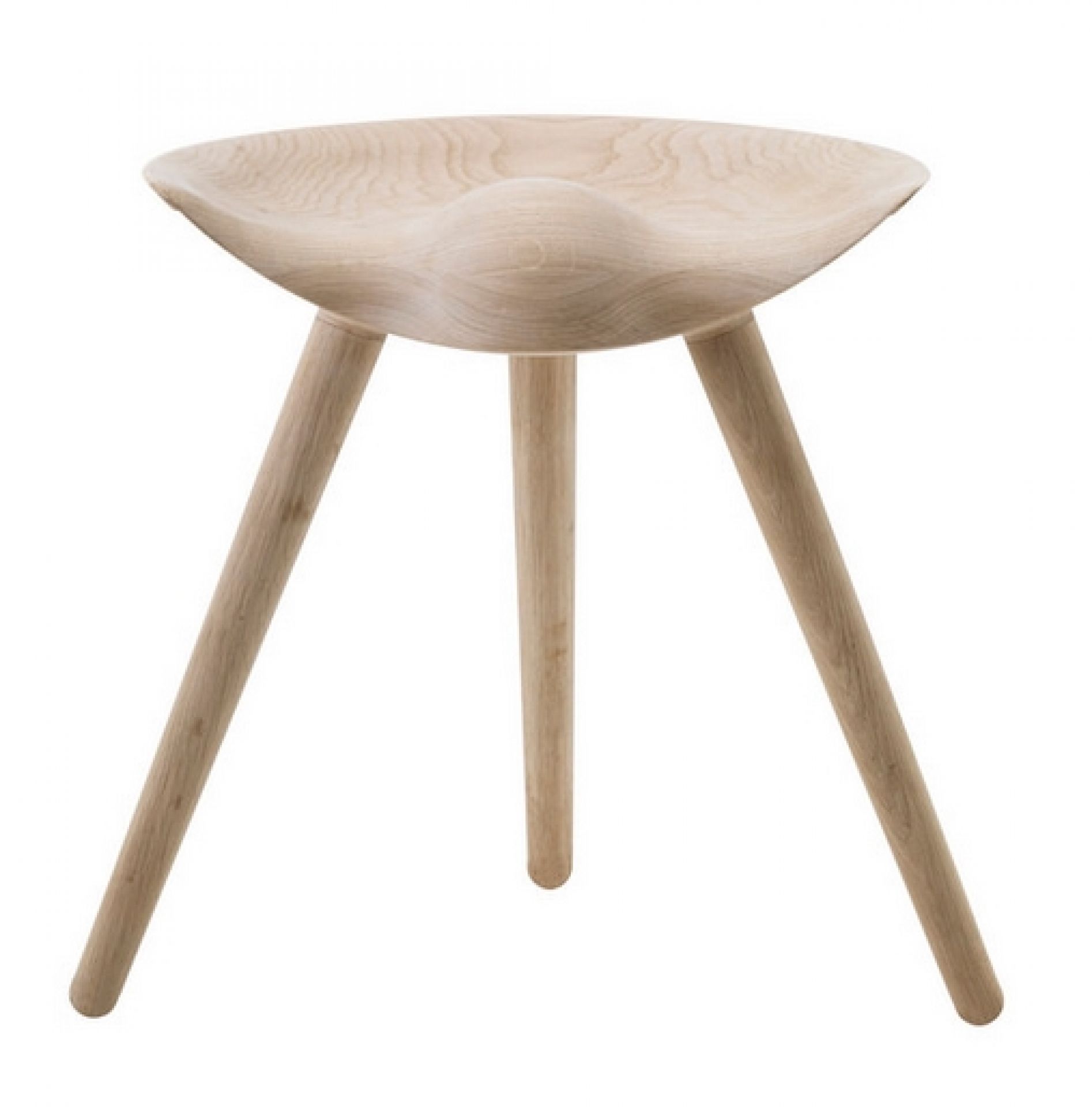 Audo ML42 Hocker aus hellem Holz mit drei Beinen, freigestellt auf weißem Hintergrund.
