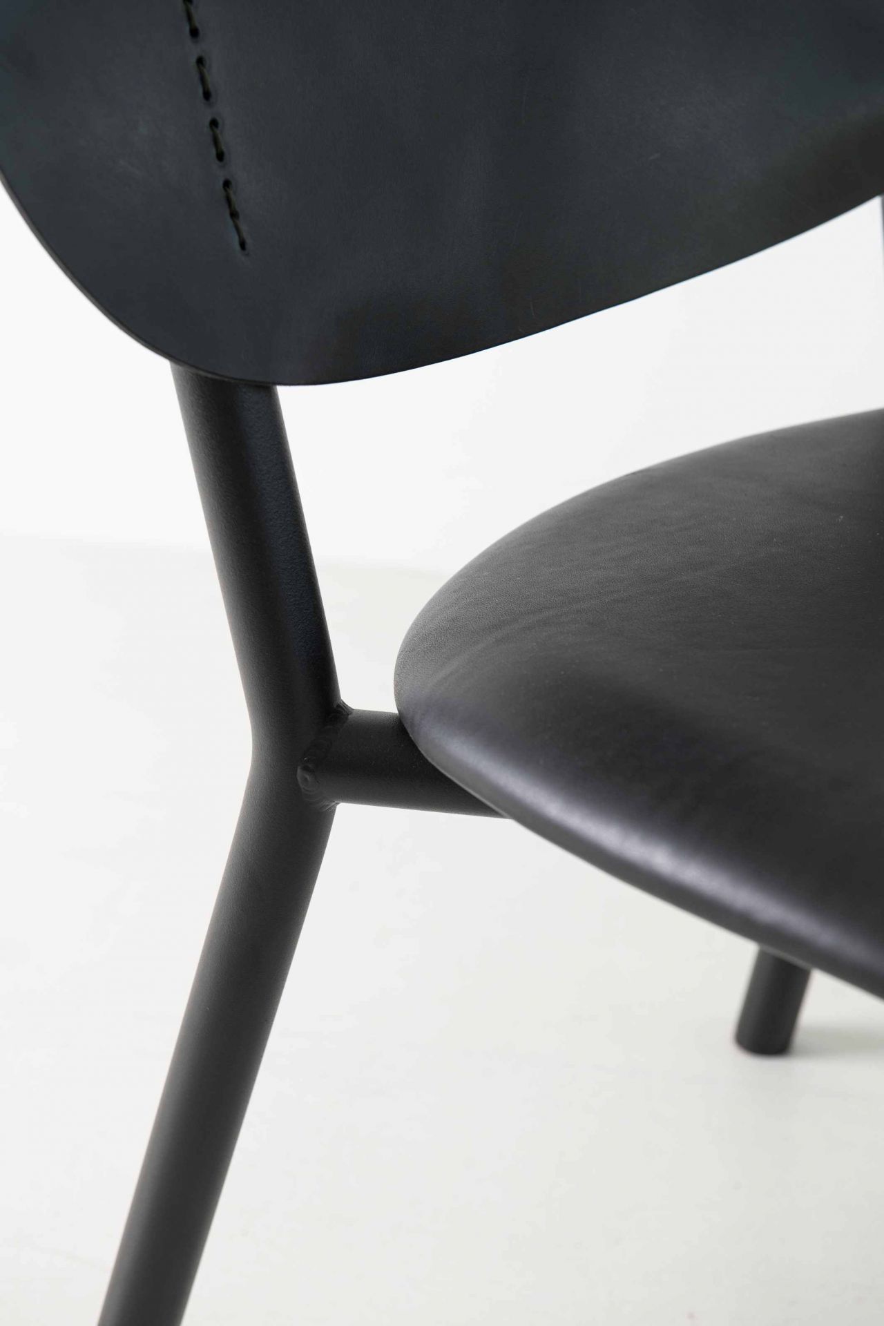 Detailaufnahme des Emil Rosi Chair Stuhls von Functionals in Schwarz, der modernes Design und Komfort vereint.