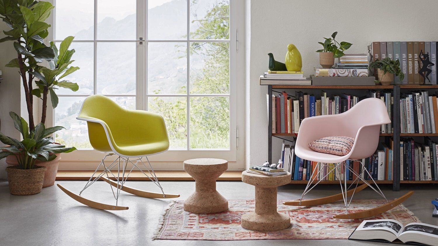 Zwei Vitra Schaukelstühle und zwei Cork Family Hocker Modell B aus Kork im Wohnraum.