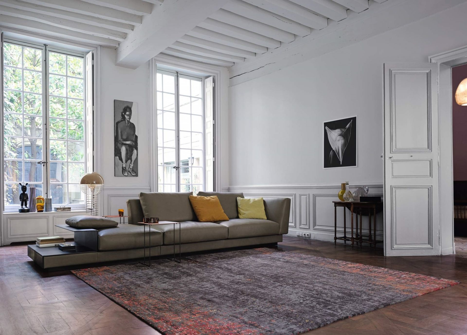 Heller Wohnraum mit Walter Knoll Sofa, Teppich und kleinem Beistelltisch.