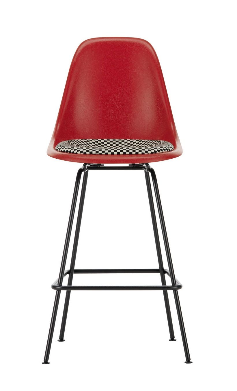 Vitra Eames Fiberglas Barhocker in Rot mit Sitzpolster und schwarzem Metallgestell.