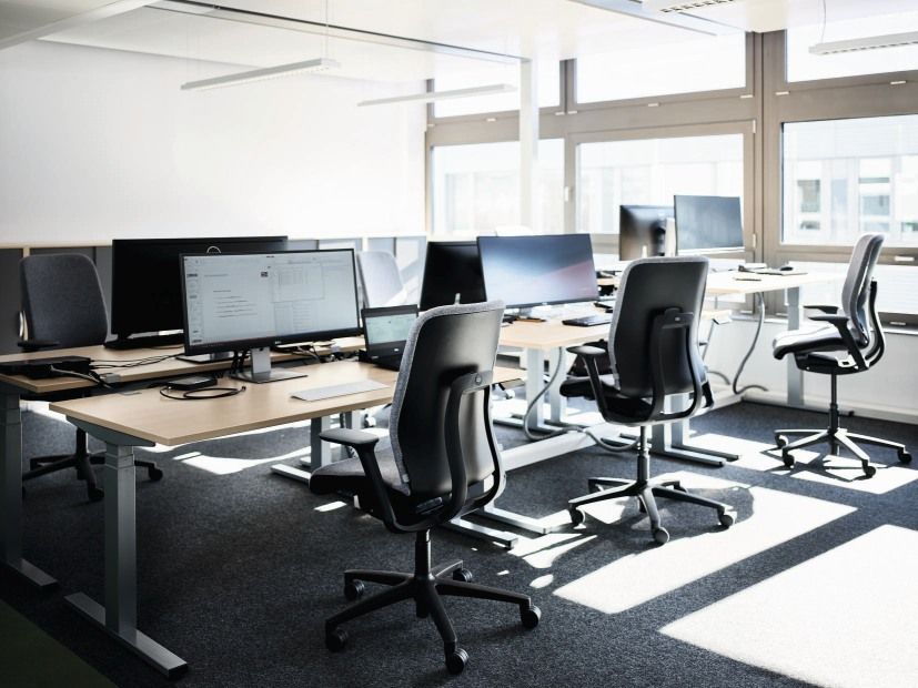 Büro mit mehreren Wilkhahn Drehstühlen Modell 164/7 ME, ergonomische Bürostühle für modernes Arbeiten.