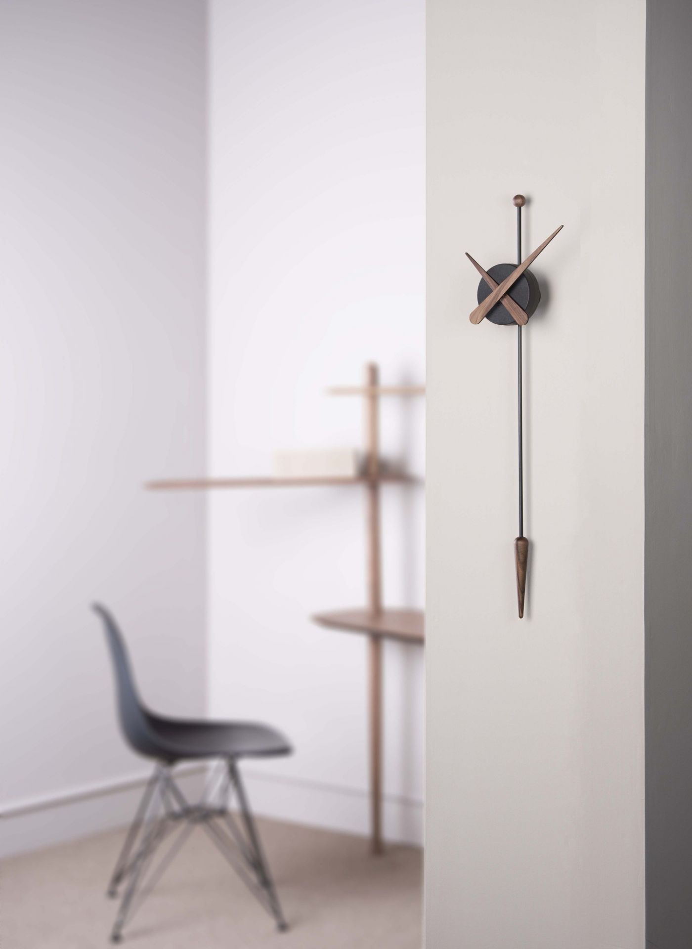 Punta Wanduhr von Nomon in Walnuss und Schwarz, modernes Design für Wohnzimmer und Büro.