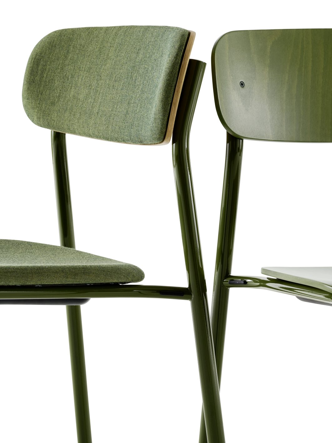 Detailaufnahme von zwei grünen Thonet S 243 SPV Stühlen mit Stahlrohrgestell und gepolsterten Sitzen.