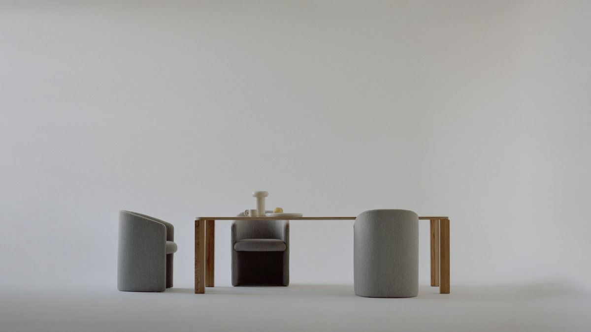 Minimalistisches Interieur mit New Works Covent Club Sesseln und Holztisch auf neutralem Hintergrund.