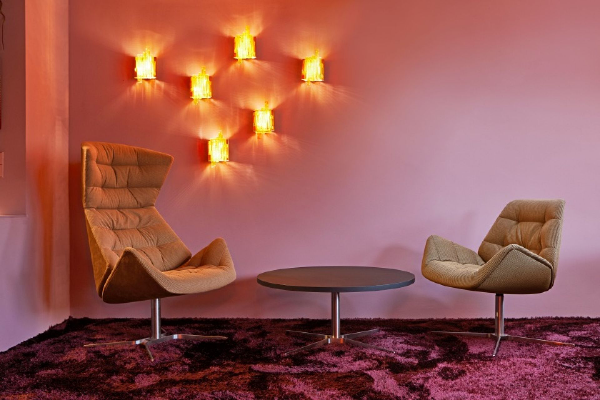 Zwei Thonet Lounge-Sessel 809 in Beige mit Tisch auf lila Teppich vor rosa Wand.