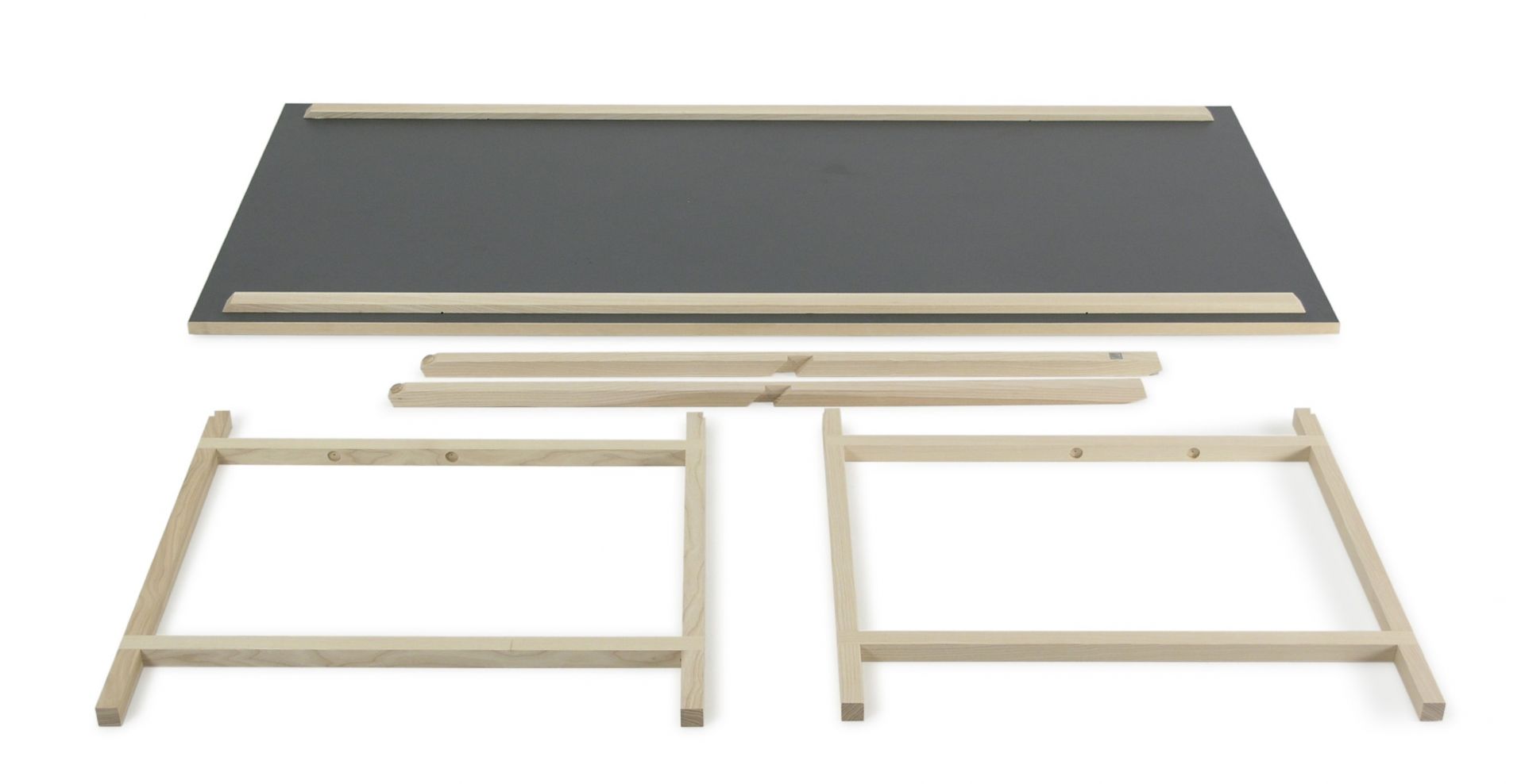 Egon Tisch von Nils Holger Moormann als Bausatz mit grauer Tischplatte und Holzgestell.