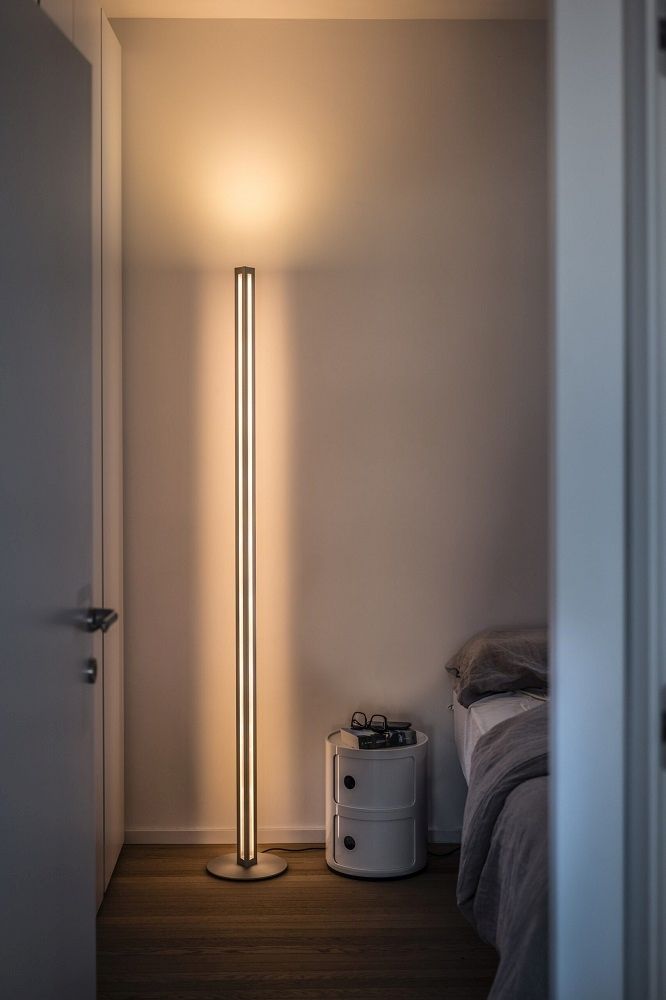 Chiaroscura Stehleuchte von Foscarini im Schlafzimmer, modernes Design mit warmem Licht, minimalistische Bodenleuchte.