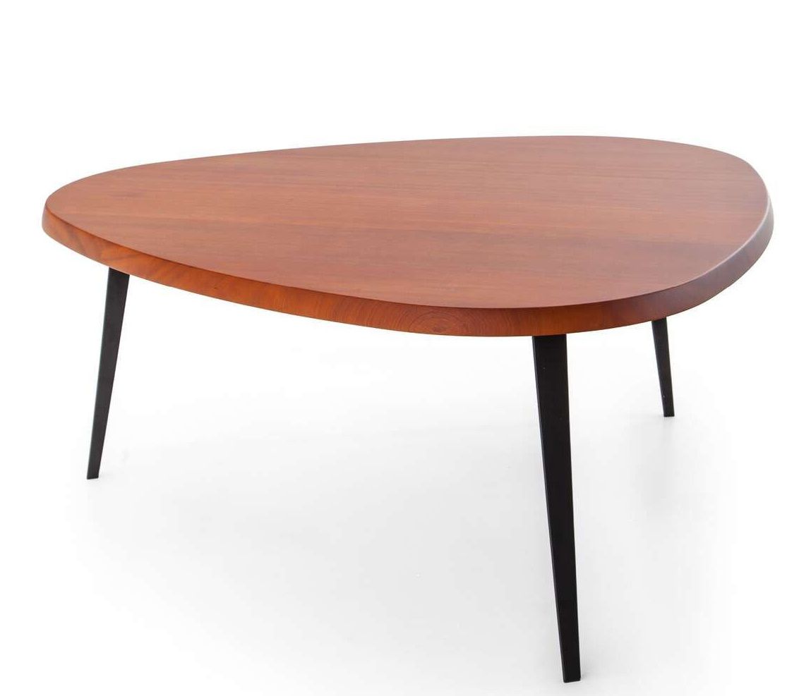 Cassina Couchtisch 527 Mexique: Dreieckiger Esstisch aus Holz mit schwarzen Beinen, modernes Design.