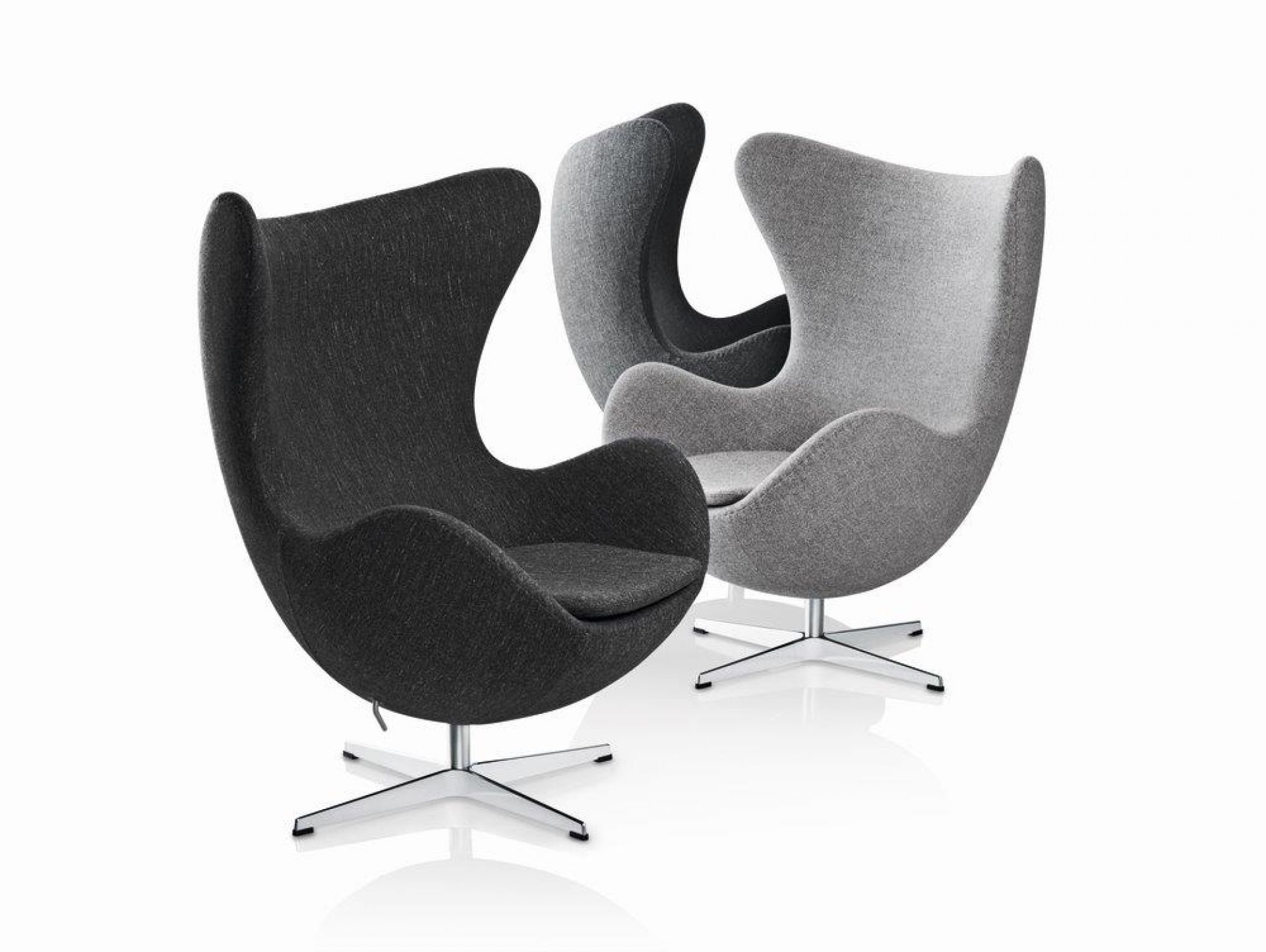 Zwei moderne Egg Chair Sessel von Fritz Hansen in Grau und Anthrazit auf weißem Hintergrund.
