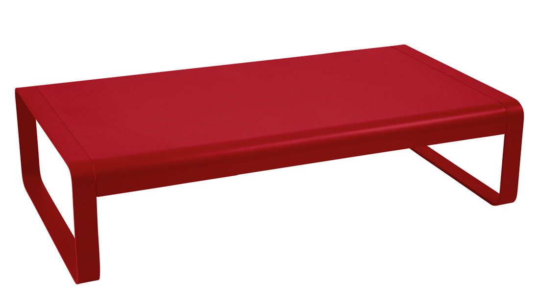 Roter Bellevie Outdoor Couchtisch von Fermob, moderner niedriger Gartentisch aus Metall für Terrasse und Balkon.