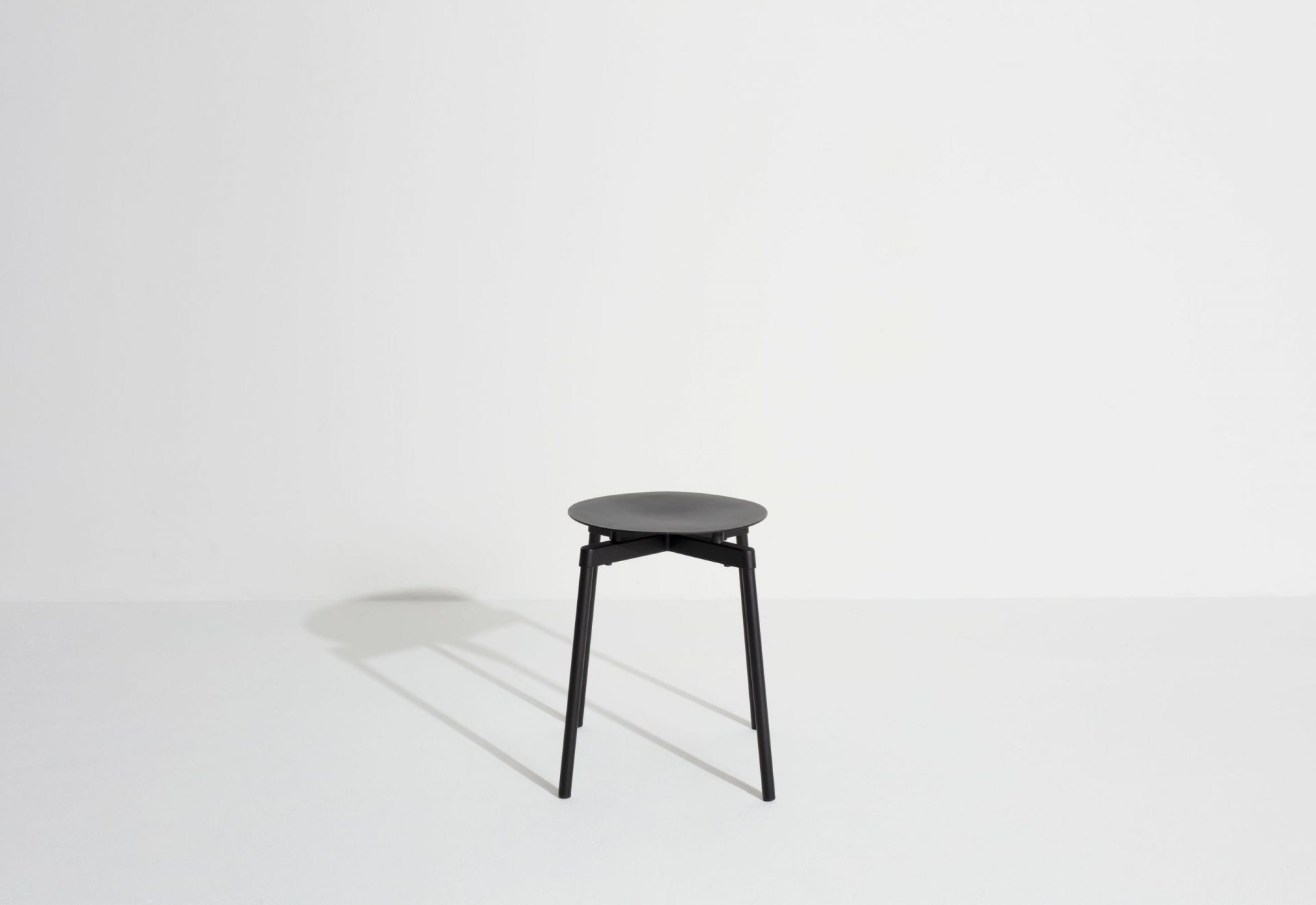 Schwarzer Fromme Stool Hocker von Petite Friture mit runder Sitzfläche und filigranem Metallgestell.