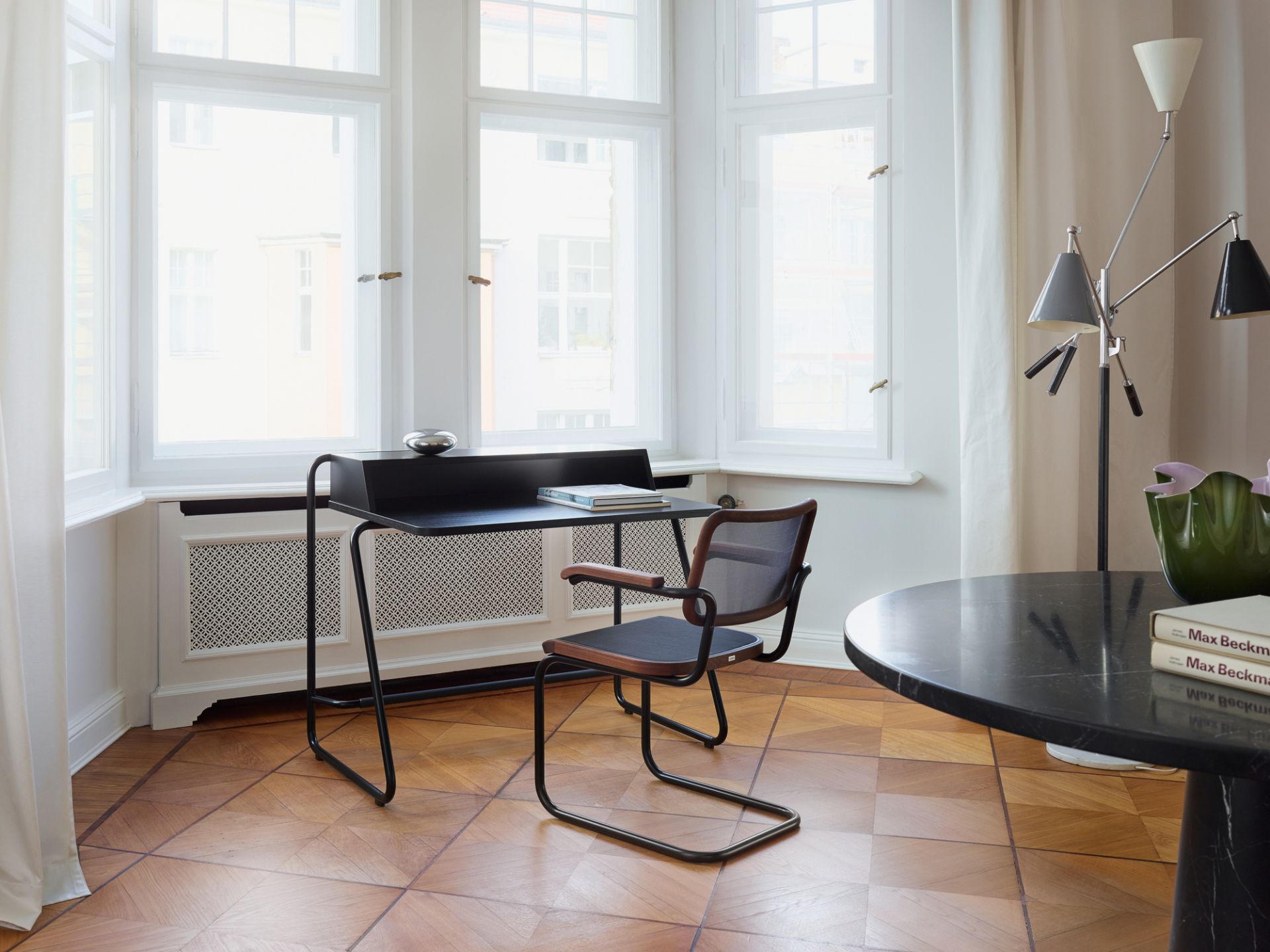 Schwarzer S 1200 Thonet Sekretär mit Stahlrohrgestell und passendem Stuhl in einem hellen Arbeitszimmer.