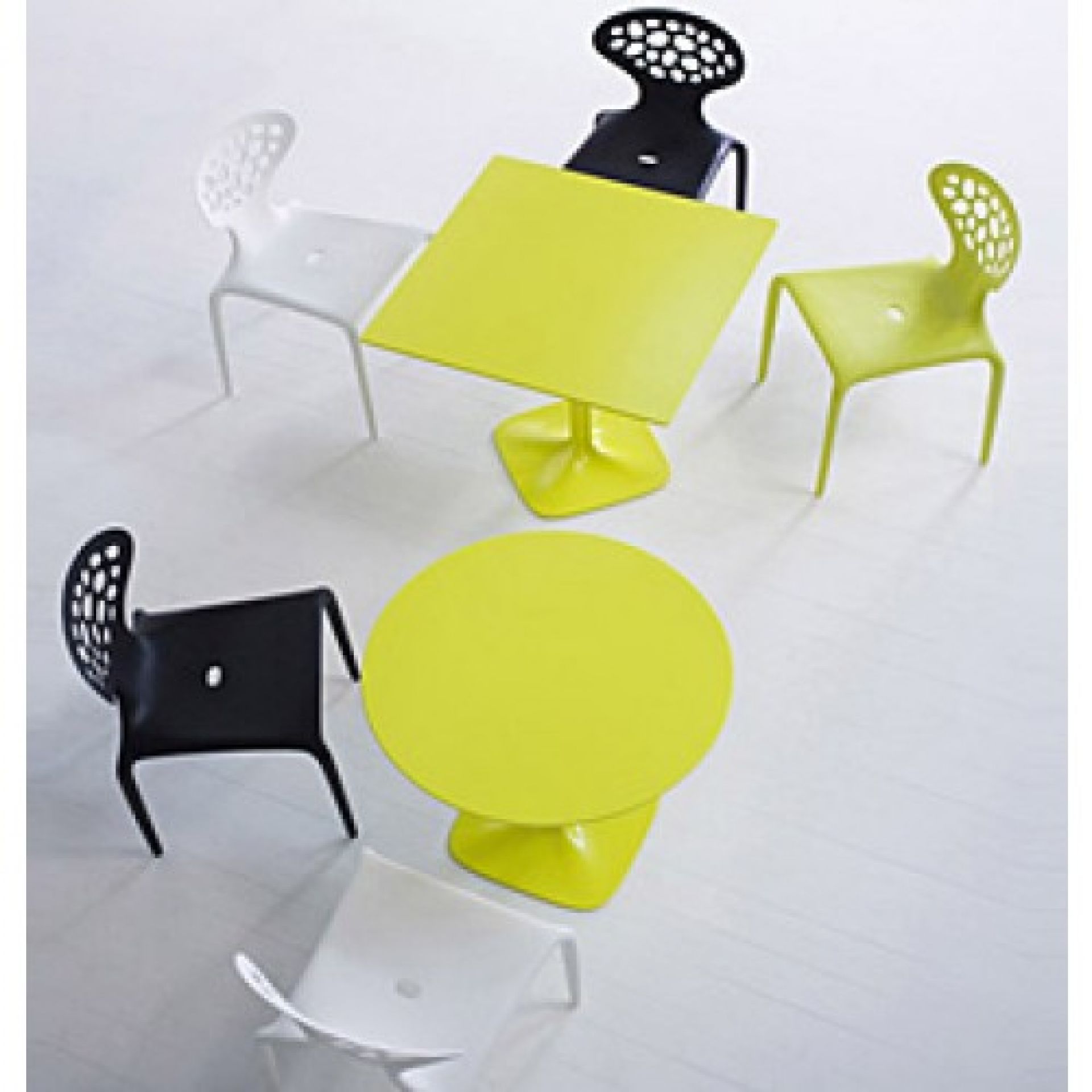 Moroso Supernatural Stühle, 4er-Set in Schwarz, Weiß und Grün, mit gelben Tischen für Esszimmer und Küche.