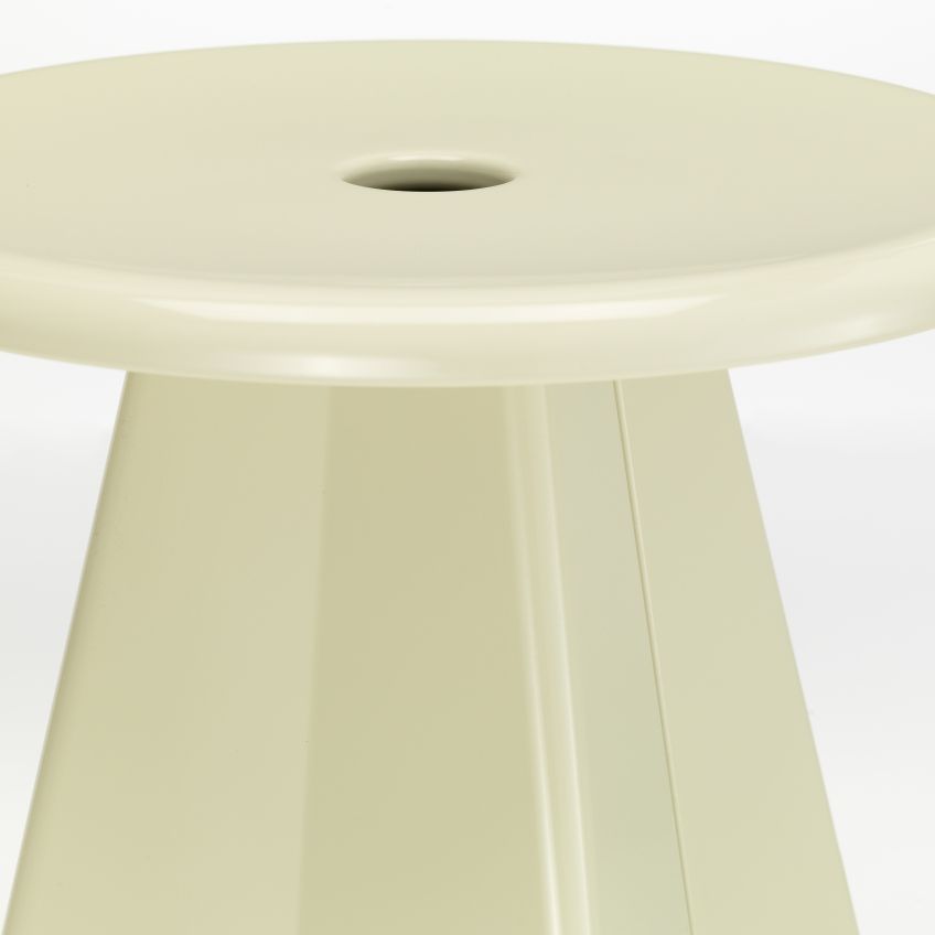Detailaufnahme des Tabouret Métallique Hockers von Vitra in Beige, ideal als Sitzgelegenheit oder Beistelltisch.
