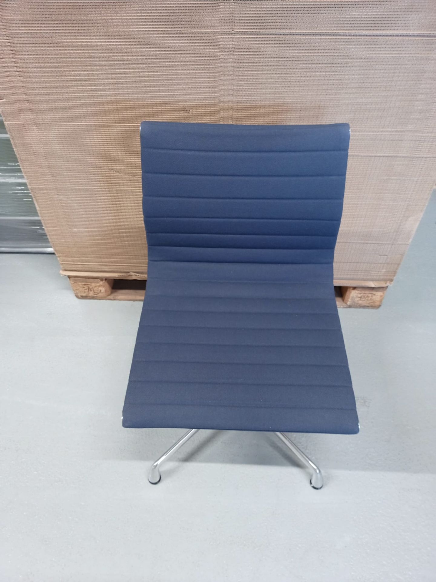 Aluminium stoel EA 101 / EA101 stoel DONKERBLAUW/MOORBRUIN Vitra TENTOONSTELLINGSSTUK / TWEEDEHANDSMEUBEL