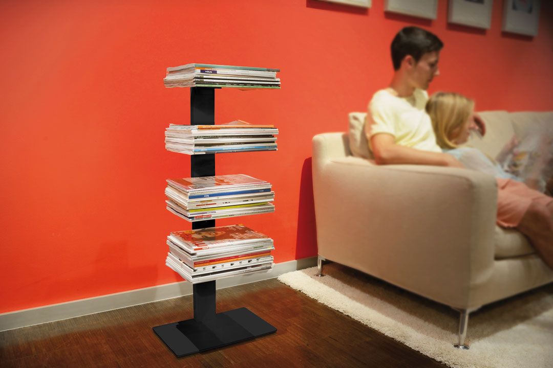 Booksbaum Regal: Schwarzes Standregal mit Magazinen im Wohnzimmer. Modernes Design für Zeitschriften und Bücher.