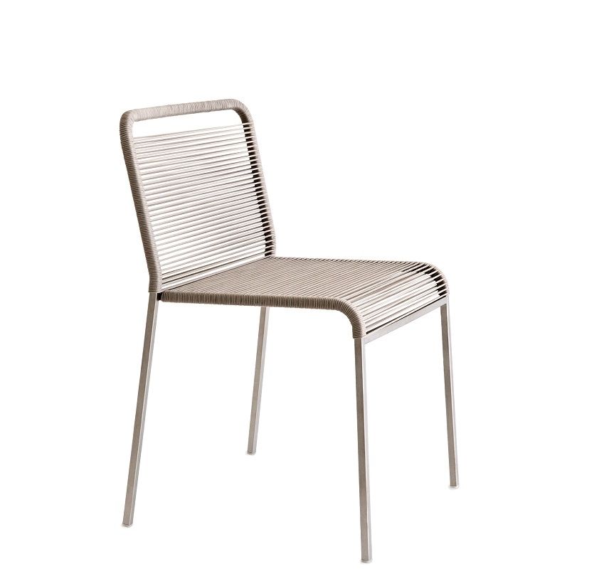 ARIA S42 Stuhl für den Außenbereich, stapelbar, mit Seilbespannung und Metallgestell.