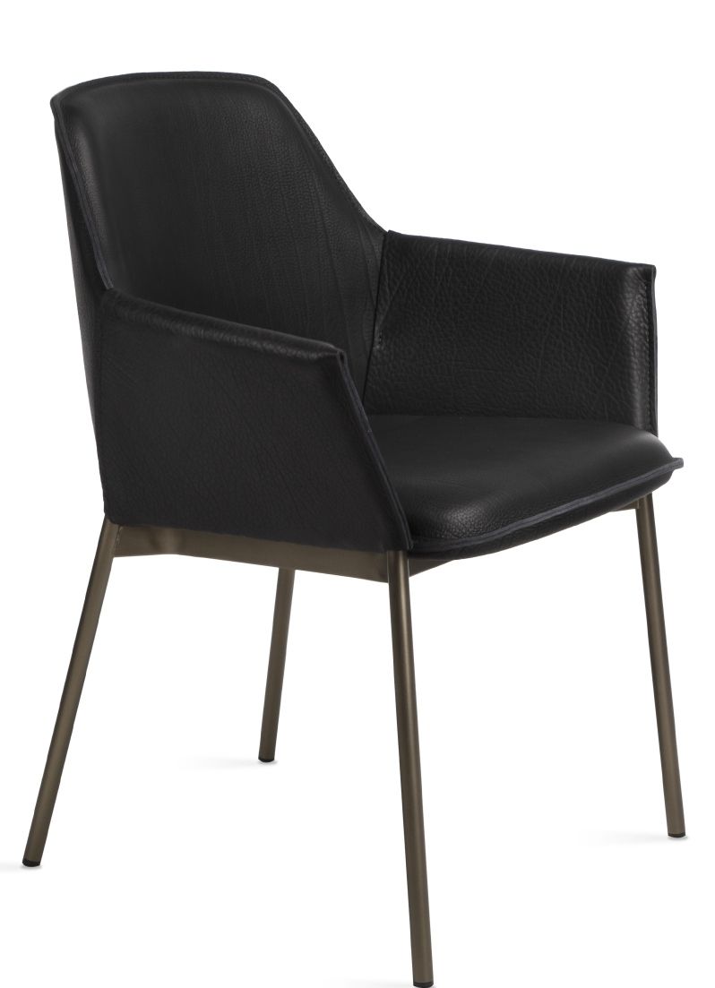 Grace Lounge Chair High von Freifrau Manufaktur, schwarzer Lederstuhl mit Armlehnen und Metallgestell.