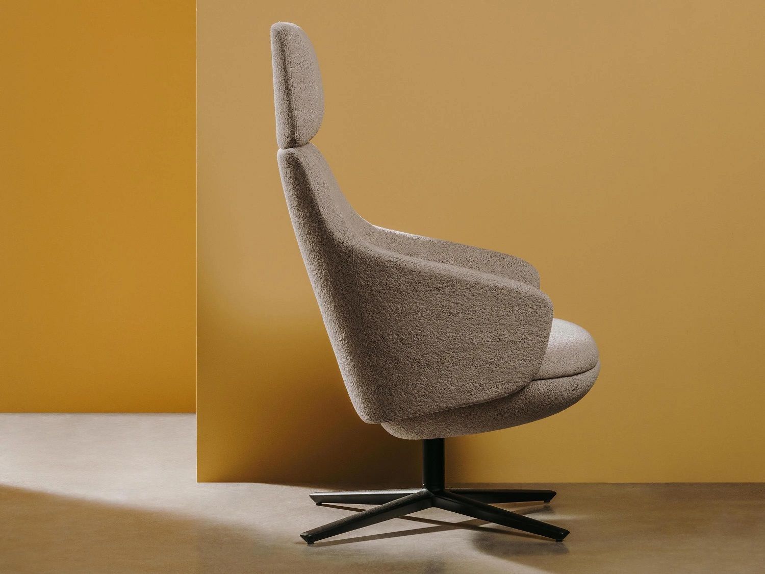 Calma BU2331 Lounge Chair Sessel drehbar von Andreu World, Stoffbezug in Beige, Seitenansicht.