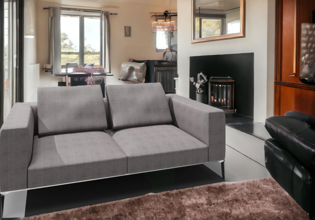 Jaan Living Sofa, 2,5 Sitzer mit grauen Stoffbezug und zwei Rückenkissen im Wohnzimmer.