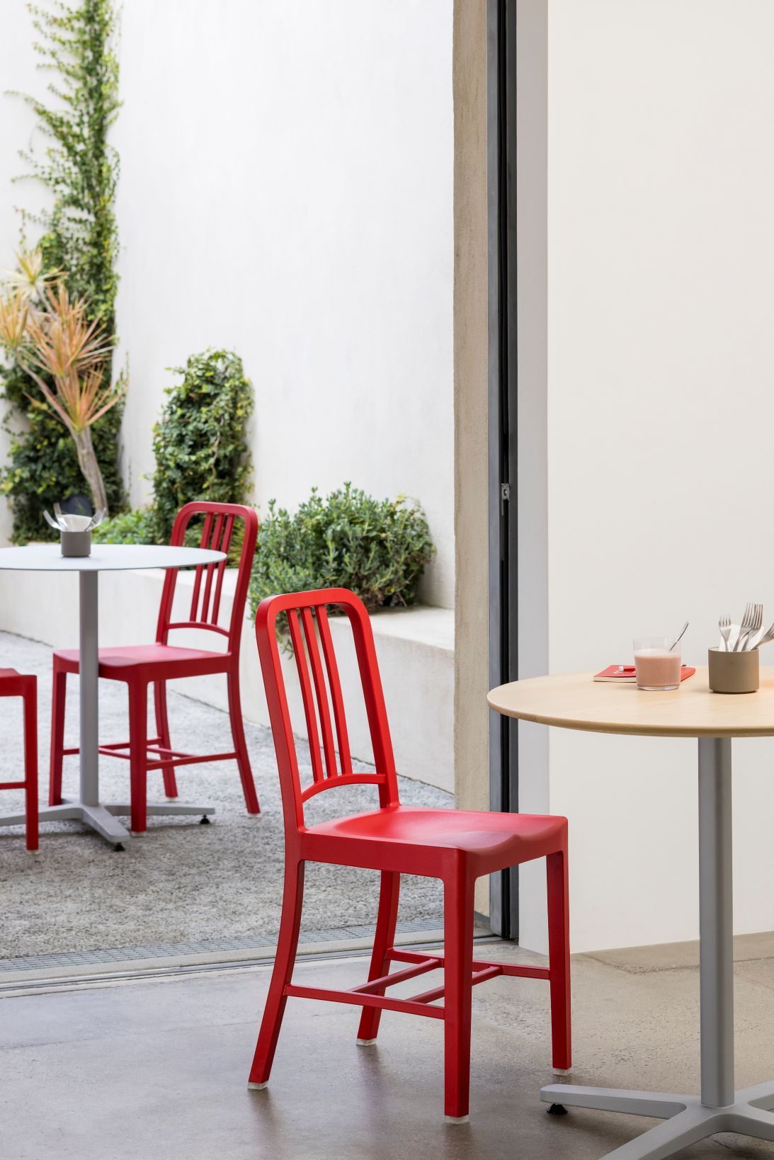 111 Navy Chair stoel Emeco Red