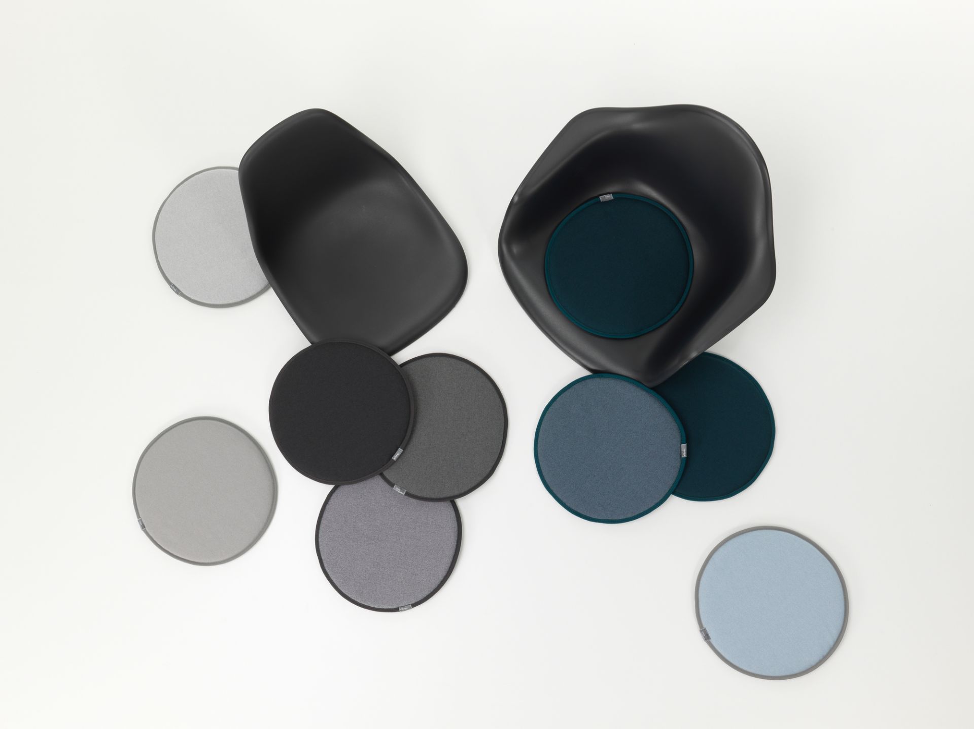 Vitra Seat Dot Sitzkissen in Grün- und Grautönen, runde Filzkissen für Stühle und Hocker.