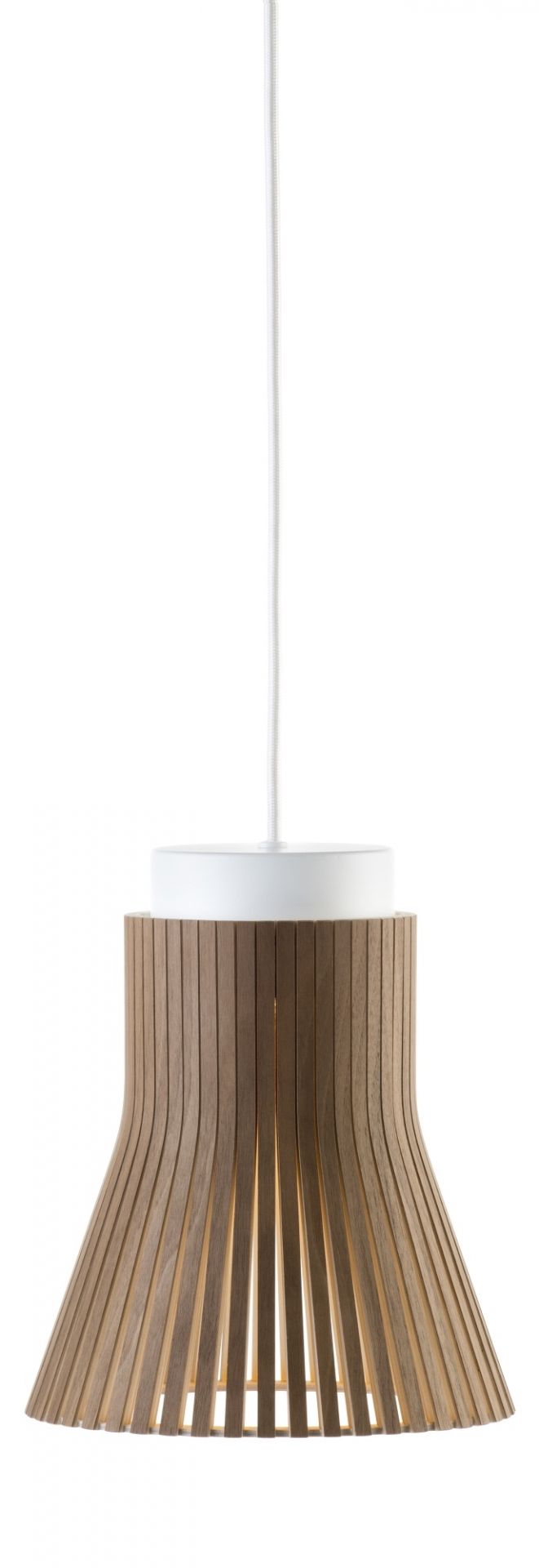 Nahaufnahme der Secto Design Petite Pendelleuchte 4600 in Walnuss, moderne Holzlampe.