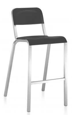 Emeco 1951 Barhocker aus gebürstetem Aluminium mit schwarzer Sitzfläche und Rückenlehne. Zeitloses Design.
