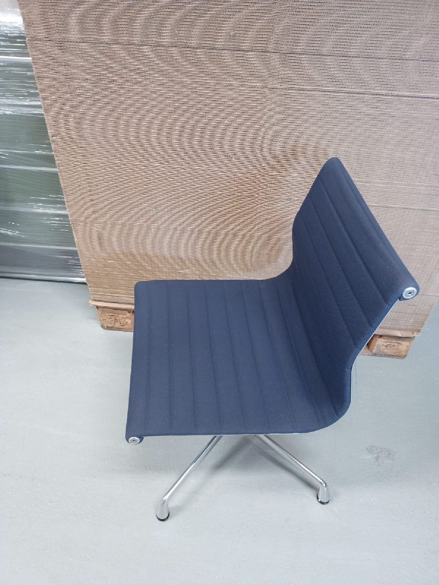 Aluminium stoel EA 101 / EA101 stoel DONKERBLAUW/MOORBRUIN Vitra TENTOONSTELLINGSSTUK / TWEEDEHANDSMEUBEL