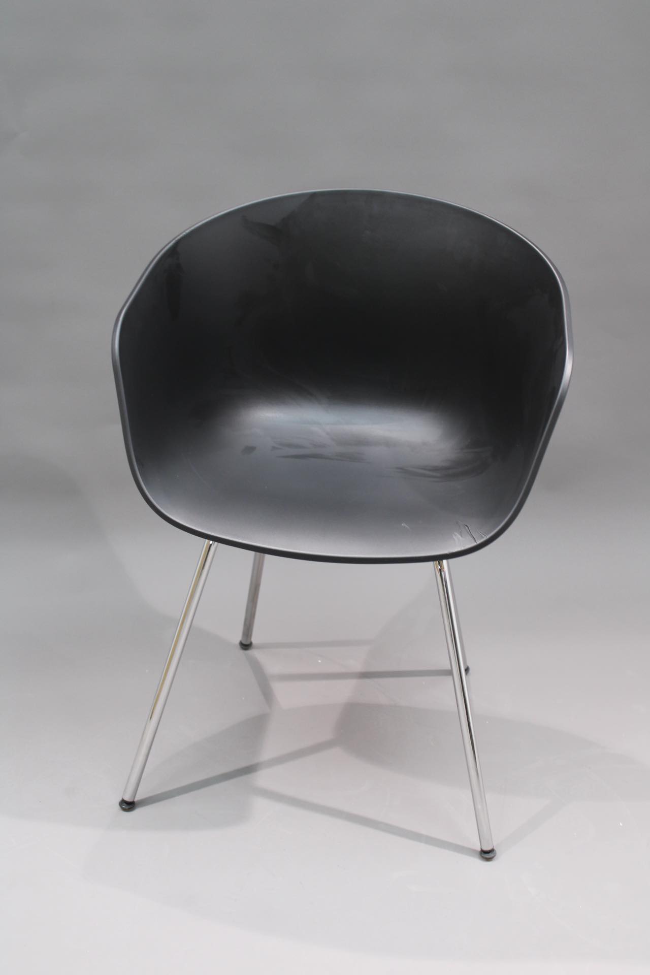 Schwarzer About A Chair AAC26 Stuhl mit Chromgestell, ein Designstuhl als Mängelexemplar.