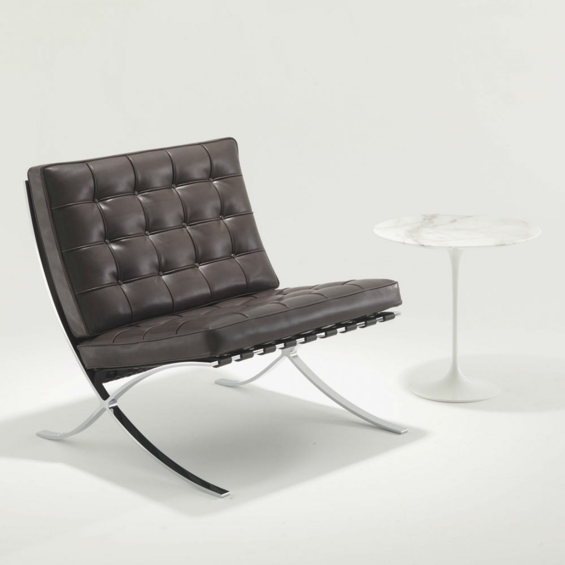 Barcelona Sessel von Knoll International: Brauner Ledersessel mit verchromtem Gestell und Beistelltisch.