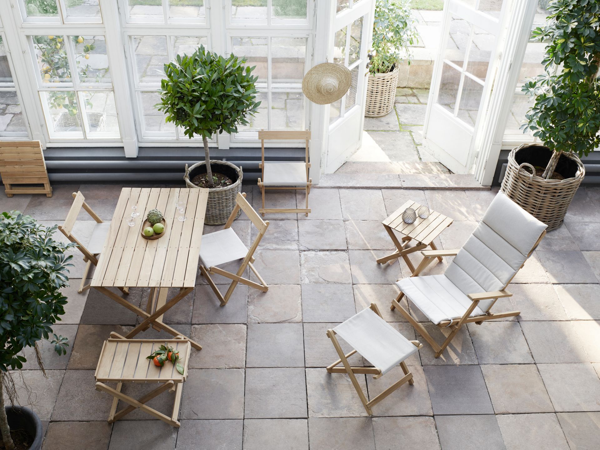 BM5568 Borge Mogensen Liegestuhl mit Kissen von Carl Hansen & Søn im Wintergarten.