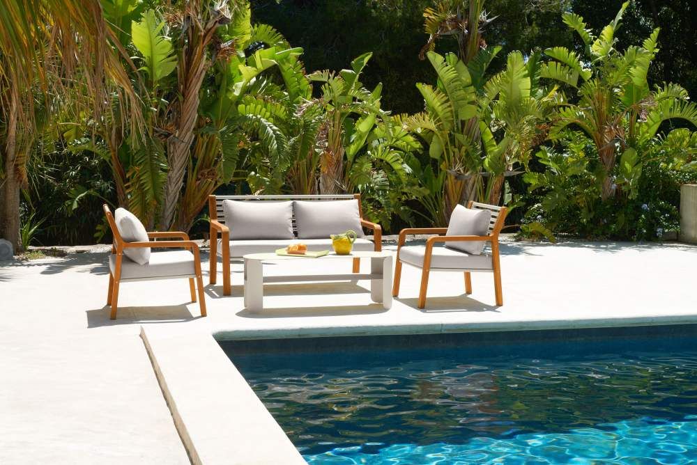 Somerset 2-Sitzer Sofa von Fermob, Gartenmöbel Set aus Holz und Stoff am Pool.