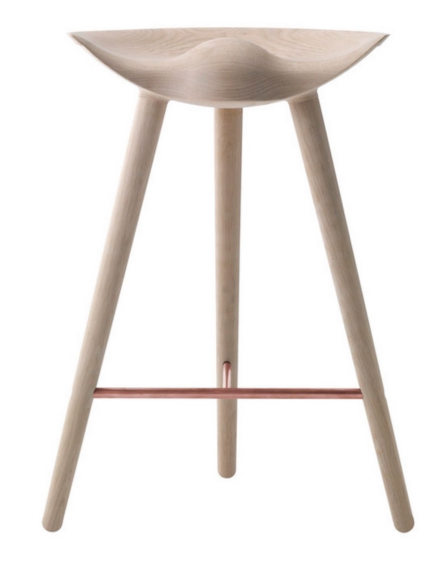 Audo ML42 Thekenhocker aus hellem Holz mit drei Beinen und Fußstütze aus Kupfer.