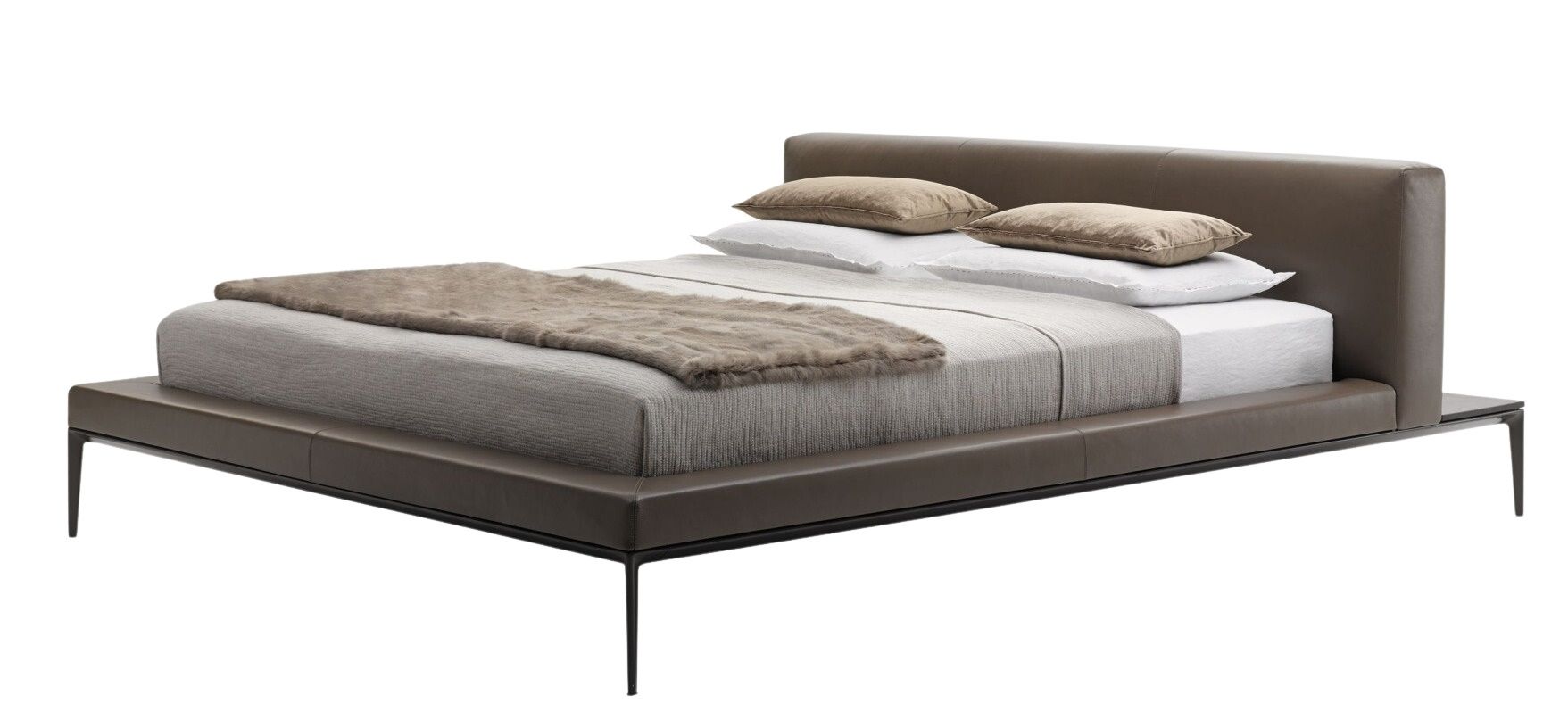 Jaan Bett von Walter Knoll: Elegantes braunes Lederbett mit Kissen und Decke.