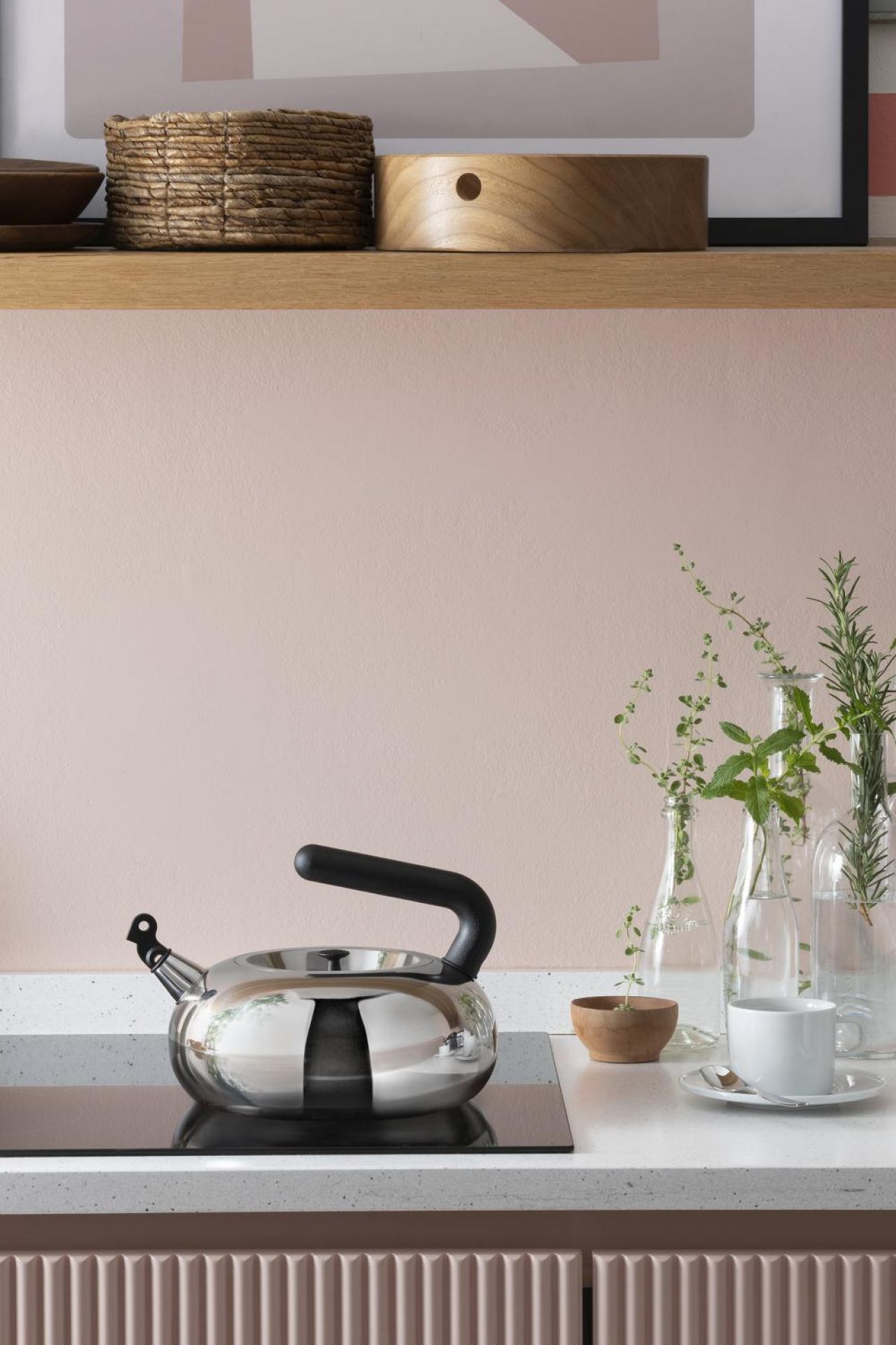 Edelstahl Wasserkessel von Alessi, Modell Irony Bulbul, auf einem modernen Küchenherd, minimalistisches Design.