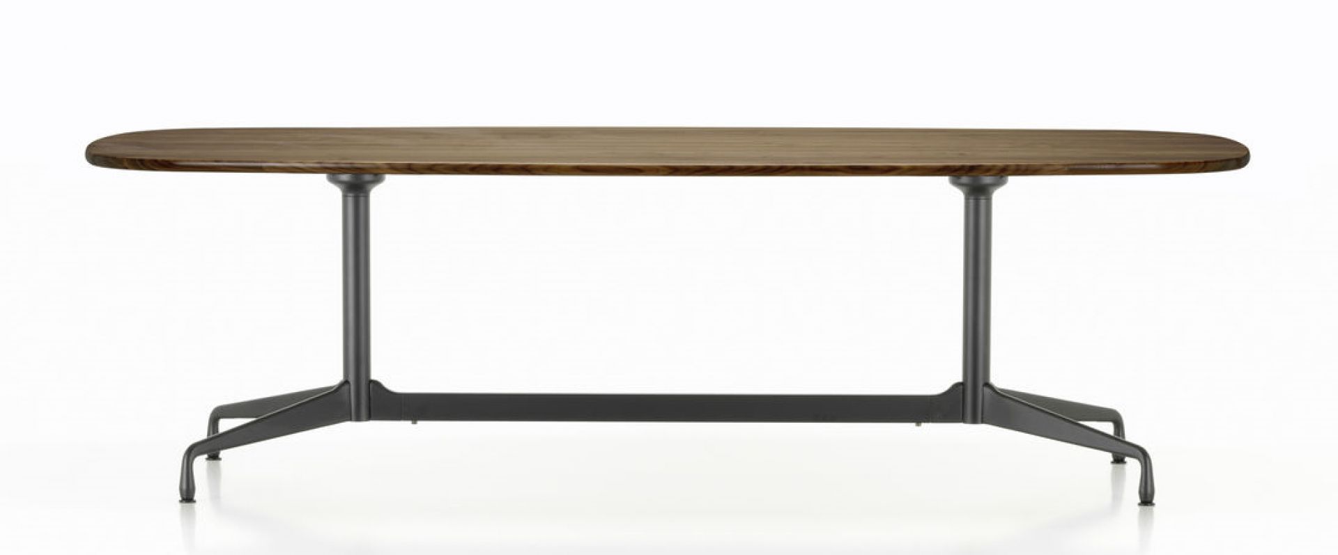 Eames Segmented Table Esstisch Bootsform 240 cm von Vitra mit Holzplatte und schwarzem Untergestell.