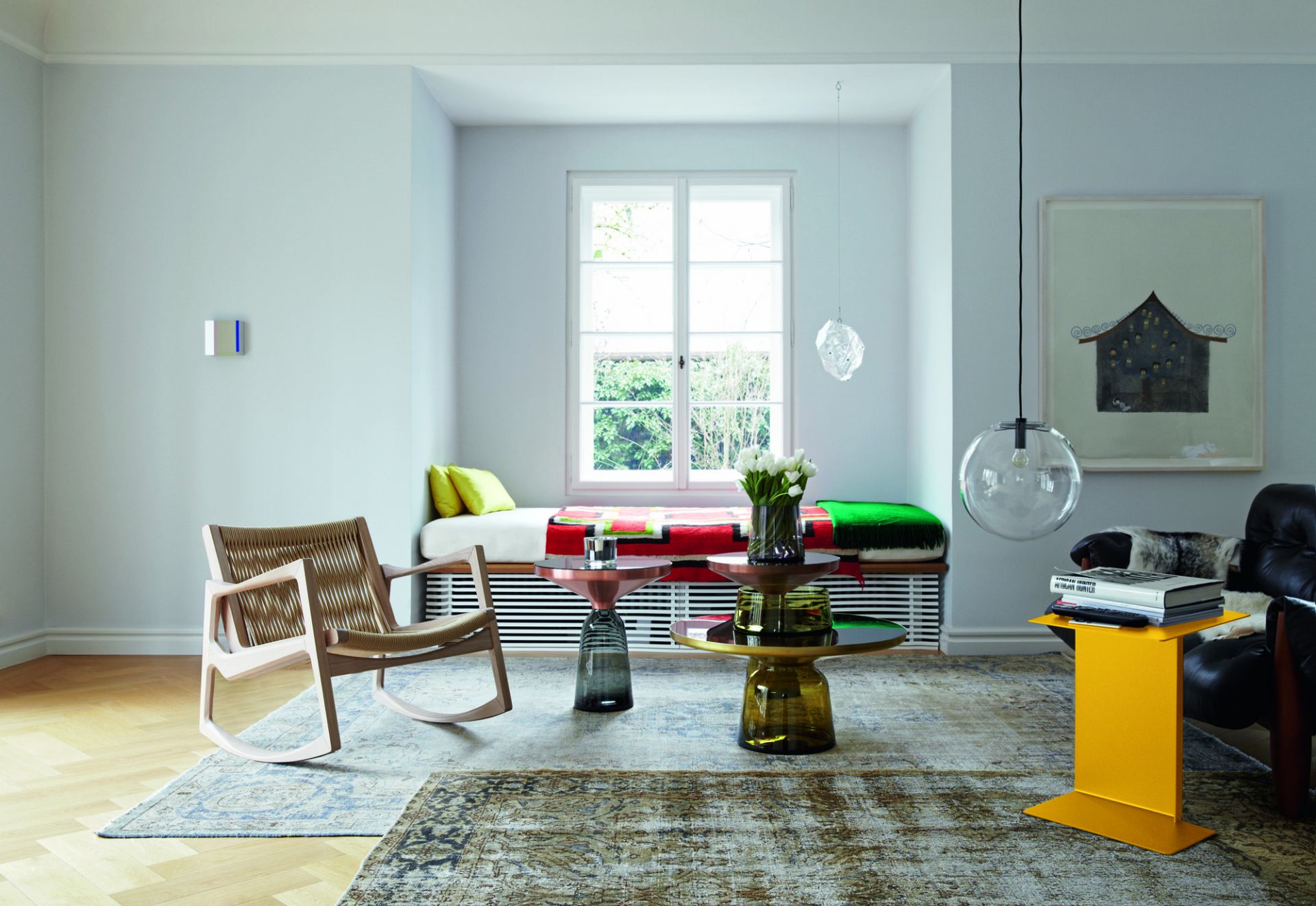 Wohnzimmer mit ClassiCon Bell Coffee Table Couchtisch in Messing und Bernstein-orange.