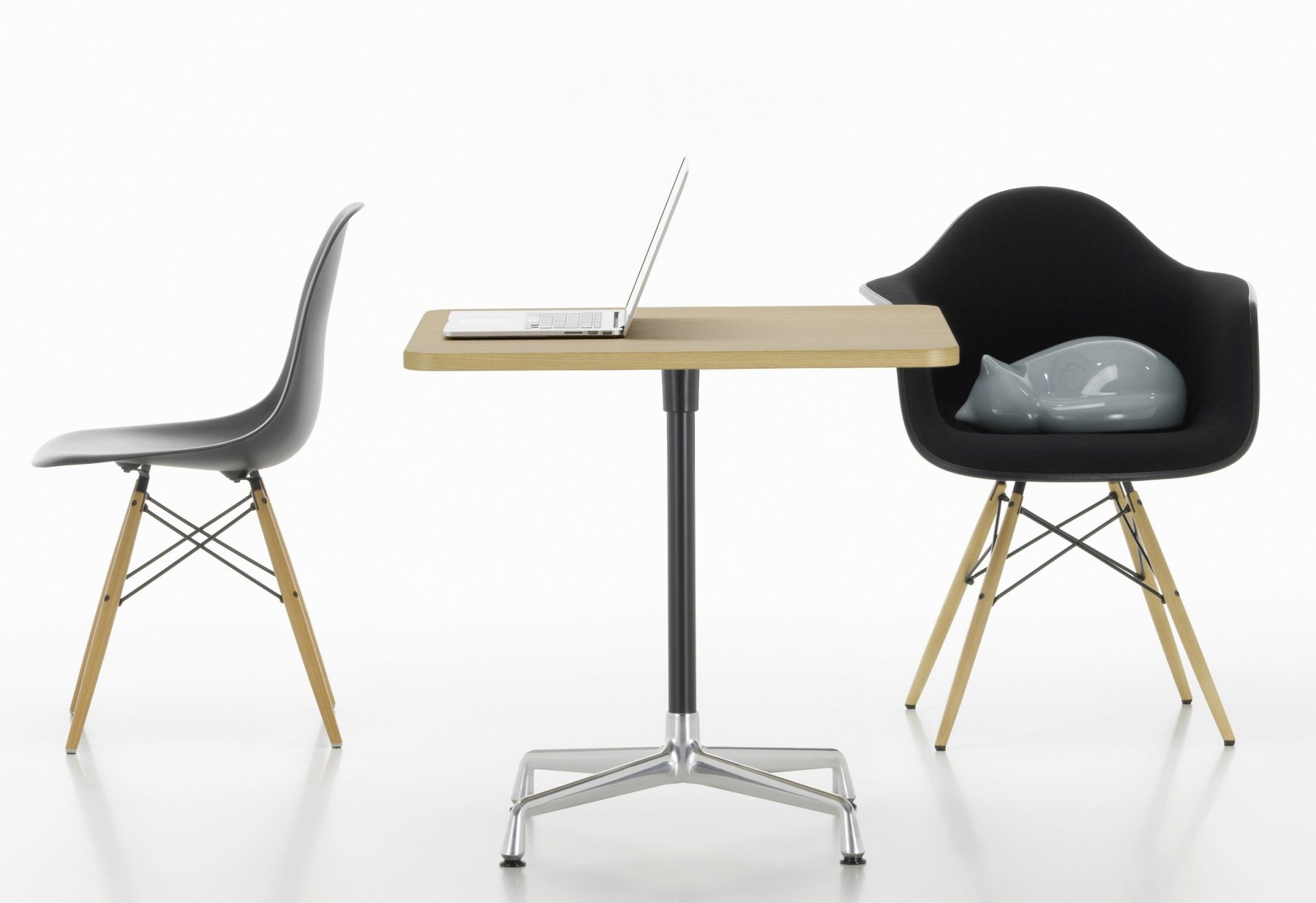 Eames Contract Table von Vitra mit Laptop und zwei Eames Plastic Chairs auf weißem Hintergrund.