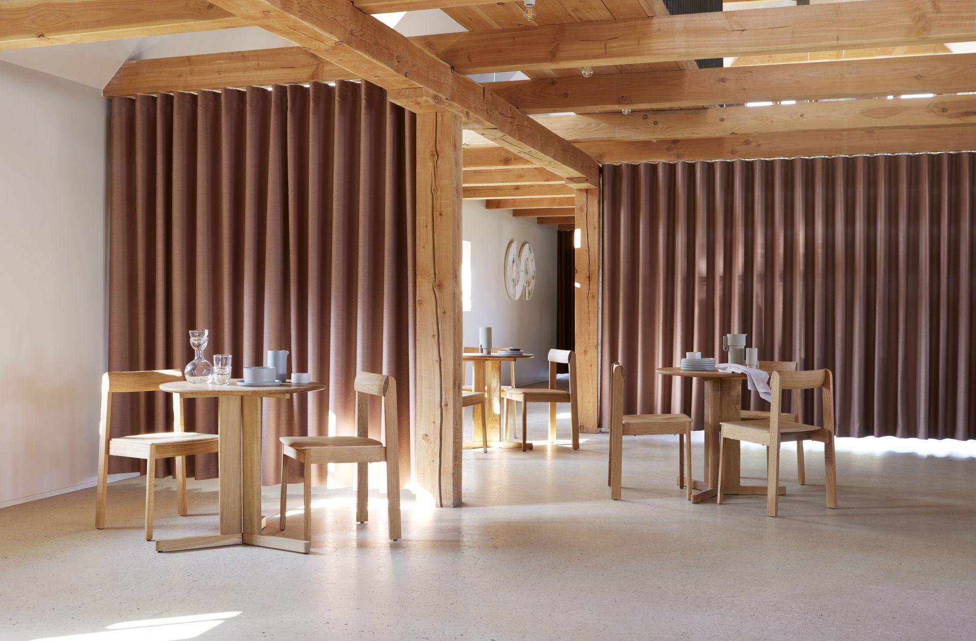 Trefoil Tisch von Form & Refine aus Eiche in einem hellen, modernen Esszimmer.
