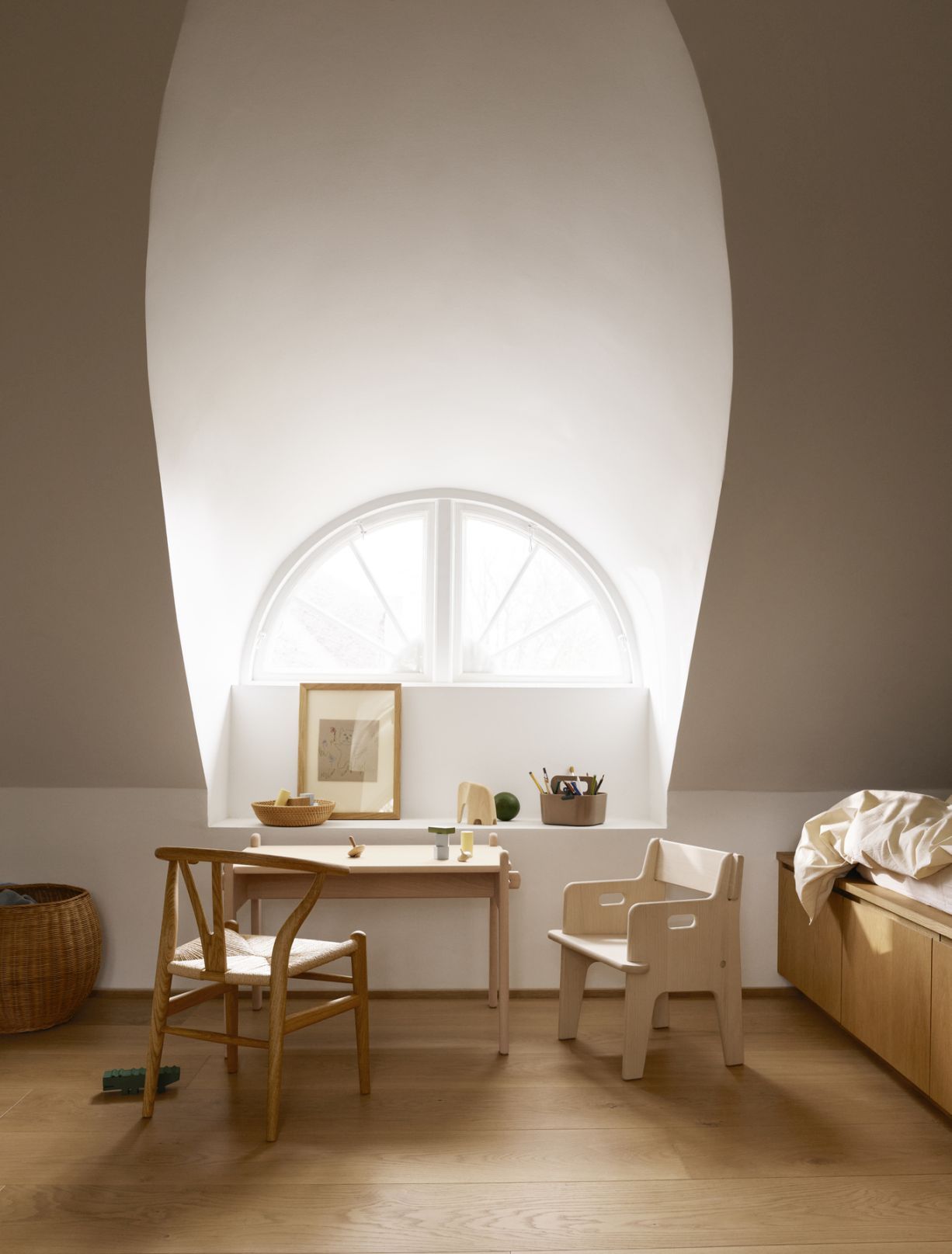 Kinderzimmer mit Wishbone Stuhl und Kinderschreibtisch von Carl Hansen, helles Holz und freundliches Design.