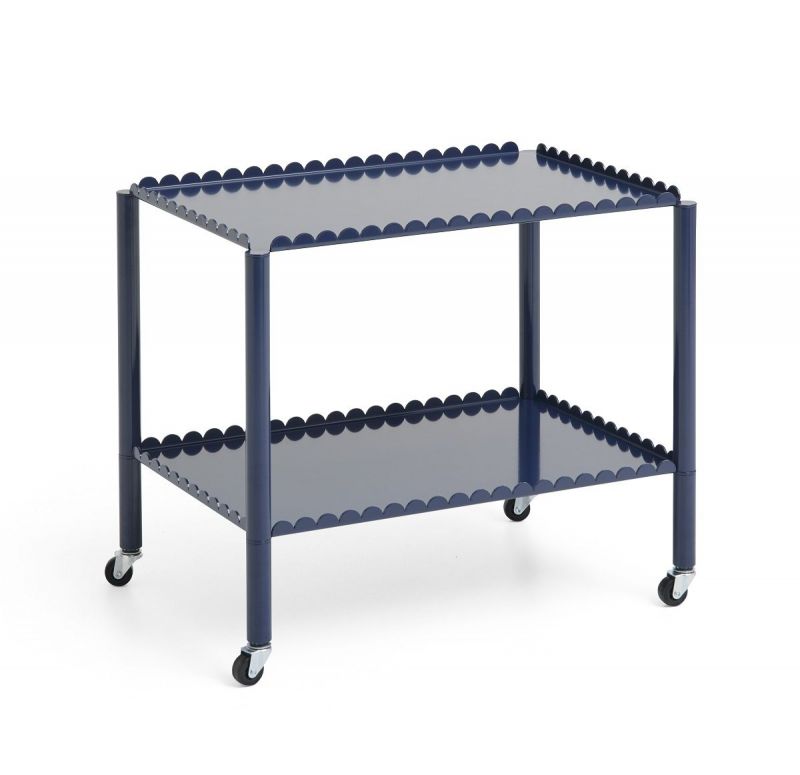 Blauer Arcs Trolley Servierwagen Low von Hay mit zwei Ablageflächen und Rollen.