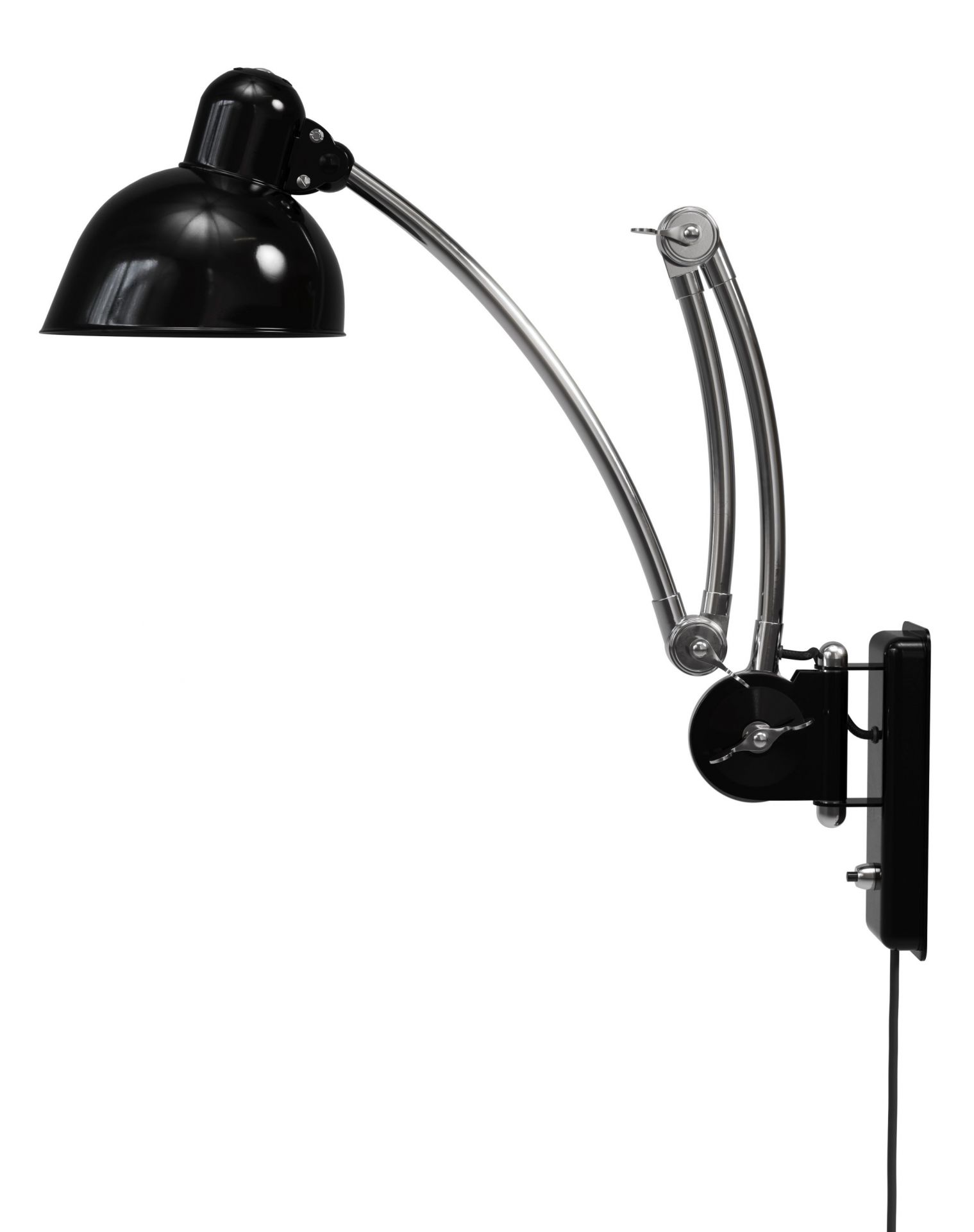 Schwarze Kaiser idell Wandleuchte von Fritz Hansen mit verstellbarem Arm und Lampenschirm.