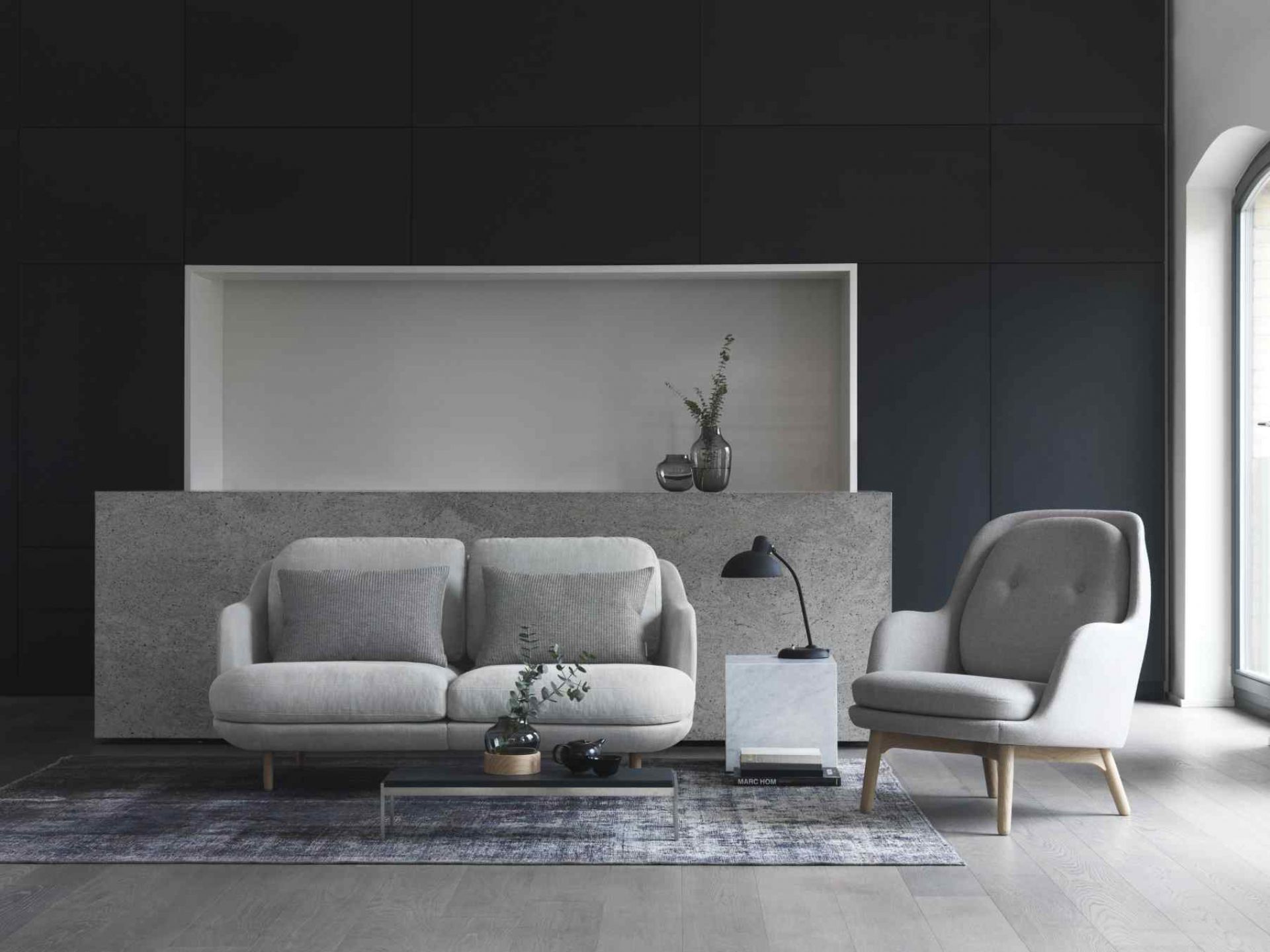 Graues Lune Sofa von Fritz Hansen, ein 2-Sitzer mit Kissen im modernen Wohnzimmer.