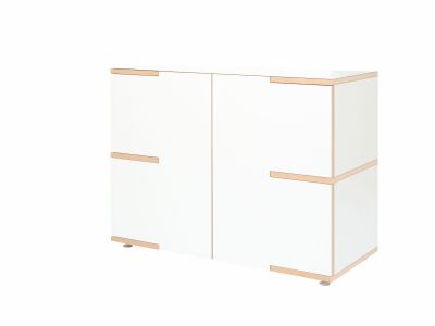 Weißes Tojo Stau Sideboard mit zwei Türen und hellem Holzrahmen, modernes Möbeldesign.