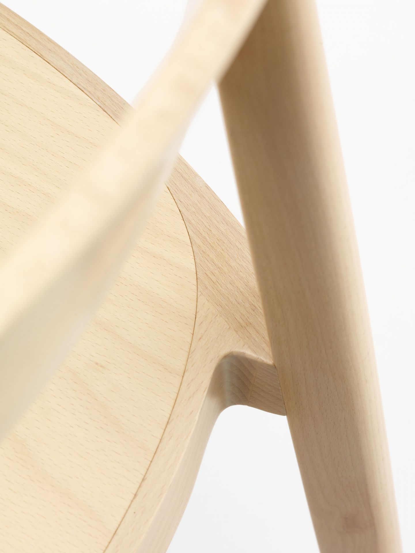 Detailaufnahme: Sitzfläche und Bein des Holzstuhl 118 M von Thonet aus hellem Buchenholz.
