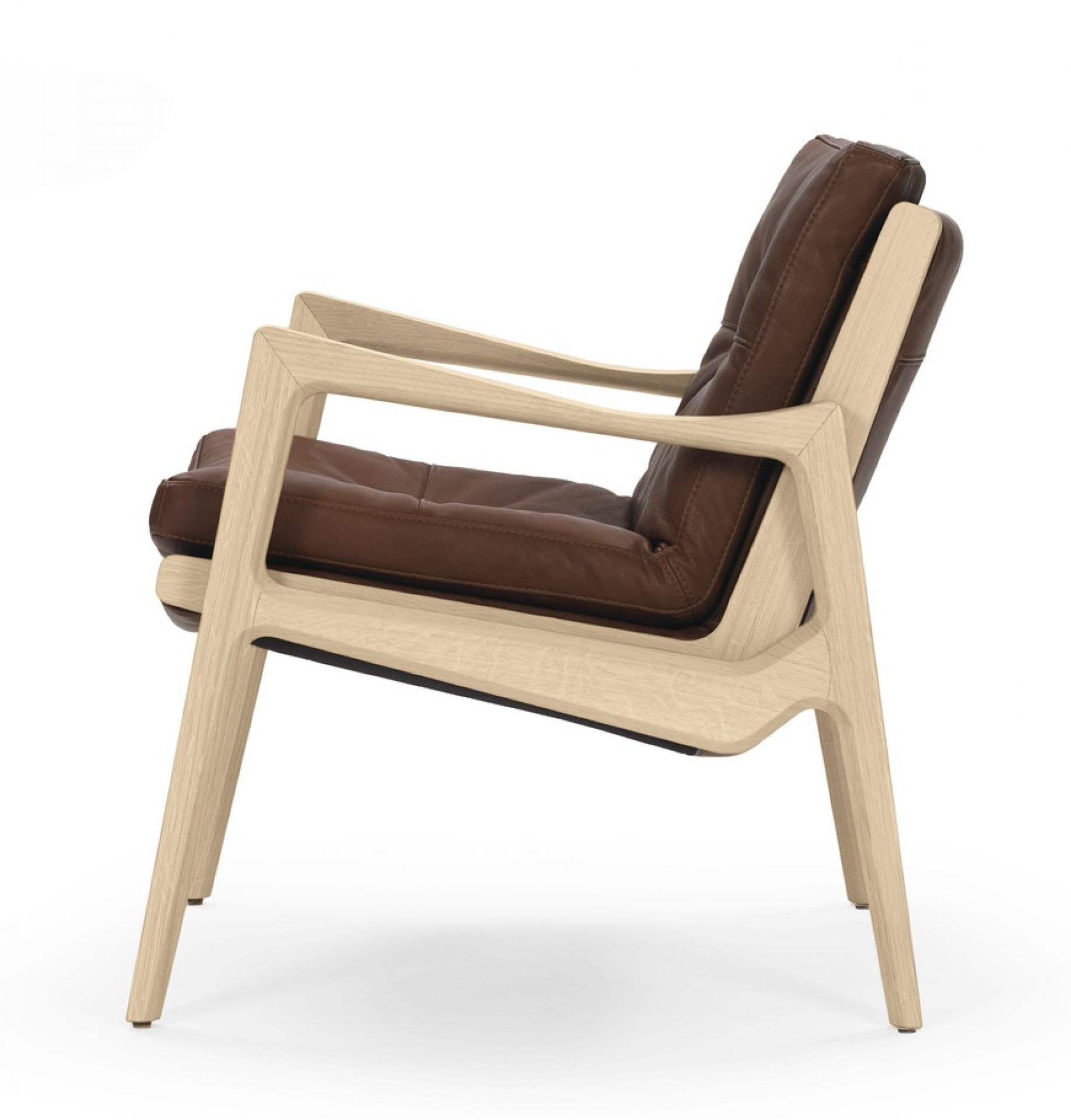 Euvira Lounge Chair: Gepolsterter Sessel mit braunem Lederbezug und hellem Holzgestell, Seitenansicht.