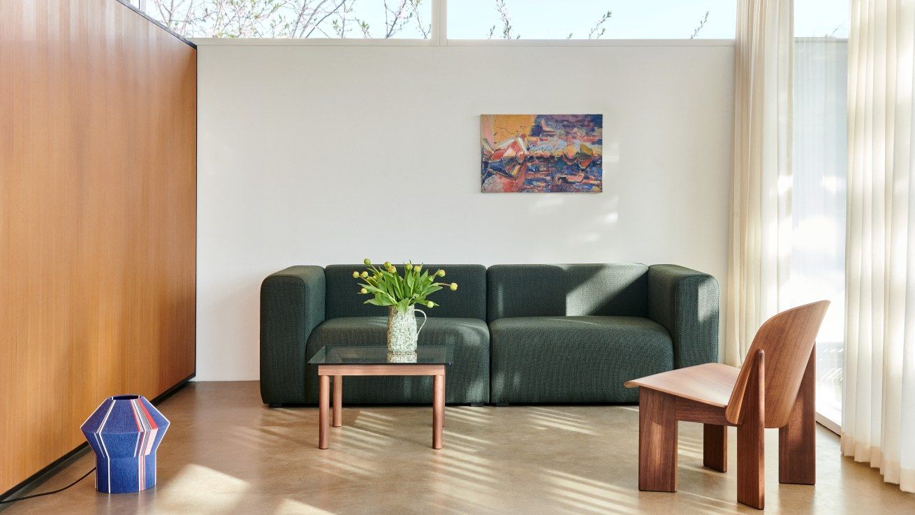 Mags Sofa 2,5-Sitzer in Grün mit Linara Stoff, kombiniert mit Couchtisch und Holzstuhl.